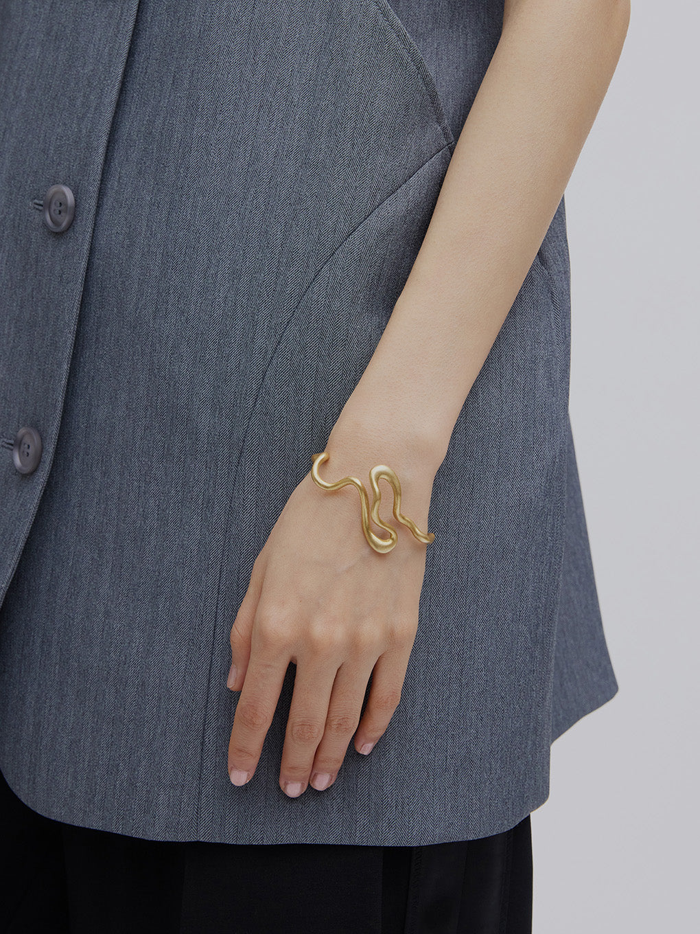 TWISTING WAVE DESIGN BANGLE