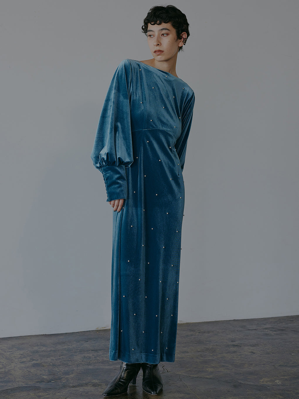 BACK OPEN PEARL VELOUR DRESS 