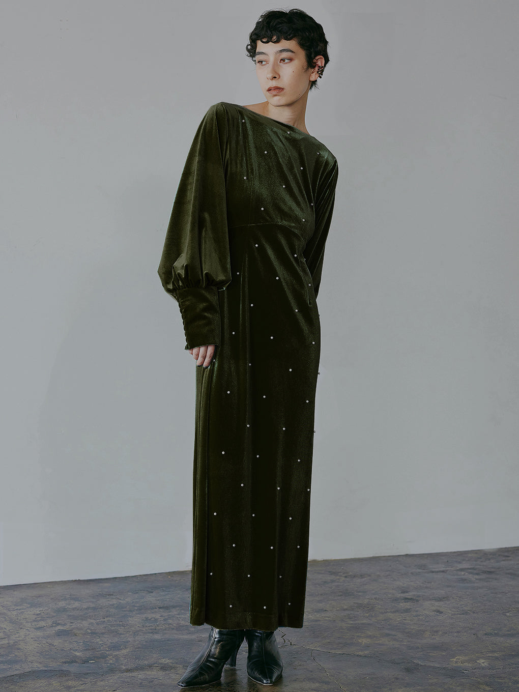 BACK OPEN PEARL VELOUR DRESS