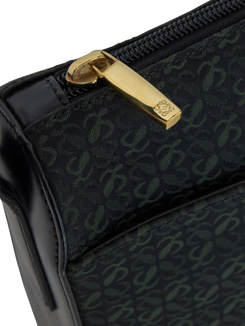 LOEWE アナグラム柄ショルダーバッグ