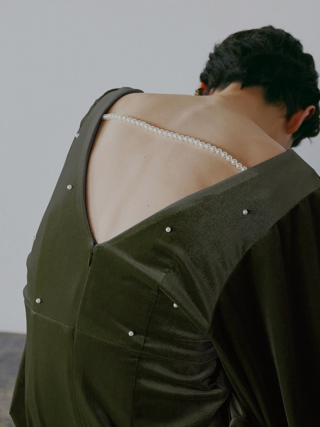 BACK OPEN PEARL VELOUR DRESS