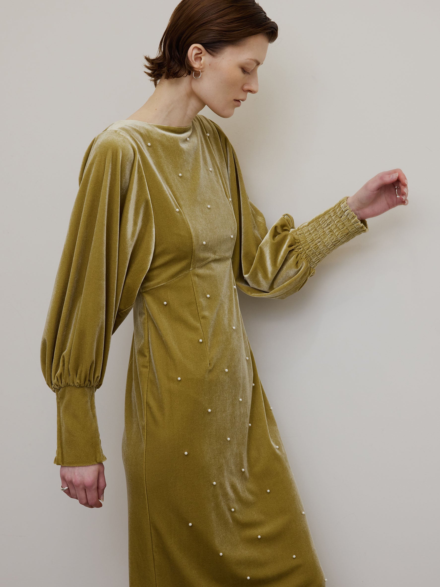 BACK OPEN PEARL VELOUR DRESS