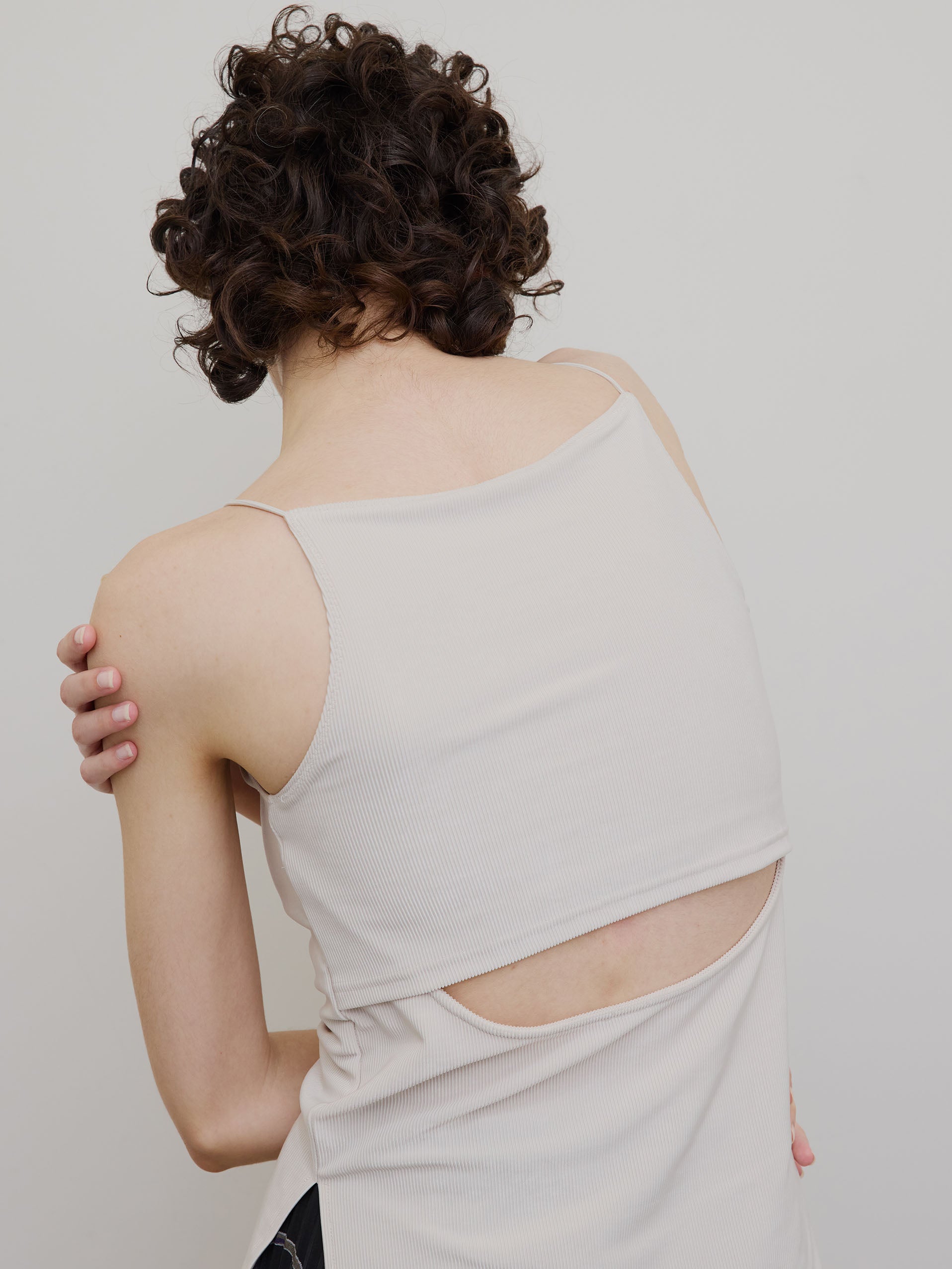 MEDI GLOSS RIB BACK SLIT CAMISOLE