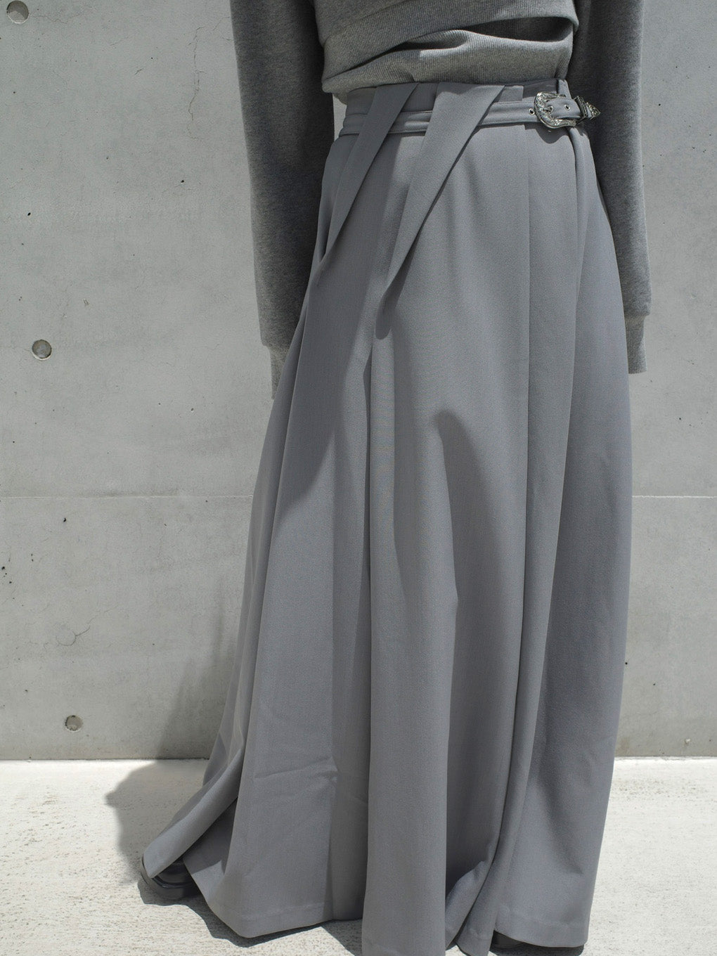 UND RANDOM TUCK FLARE SKIRT