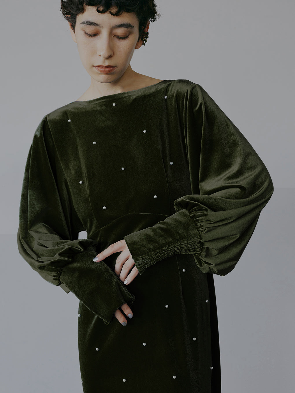 BACK OPEN PEARL VELOUR DRESS