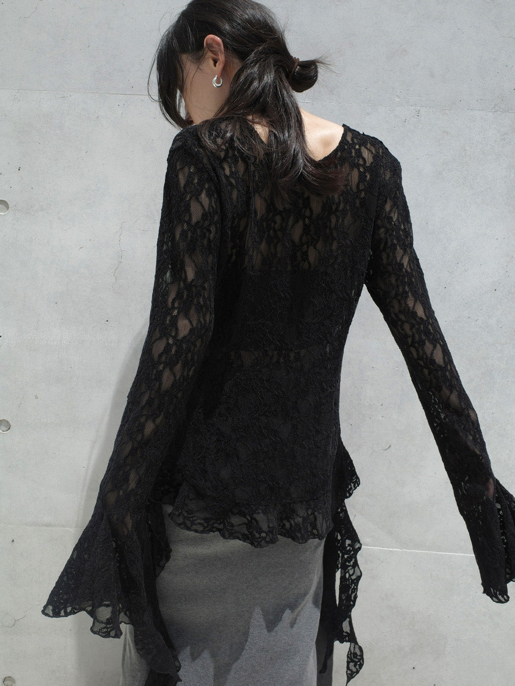 UND 2WAY CUT LACE FRILL TOP