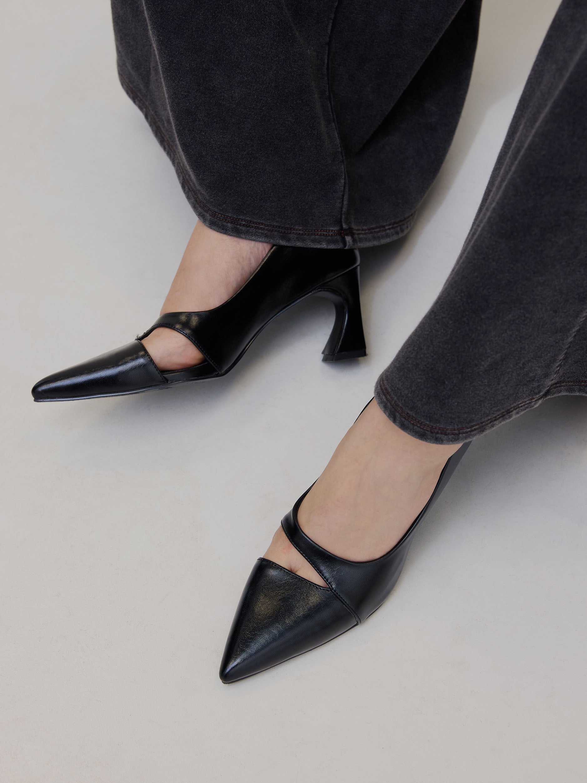 SIDE SLIT POINTED TOE PUMPS