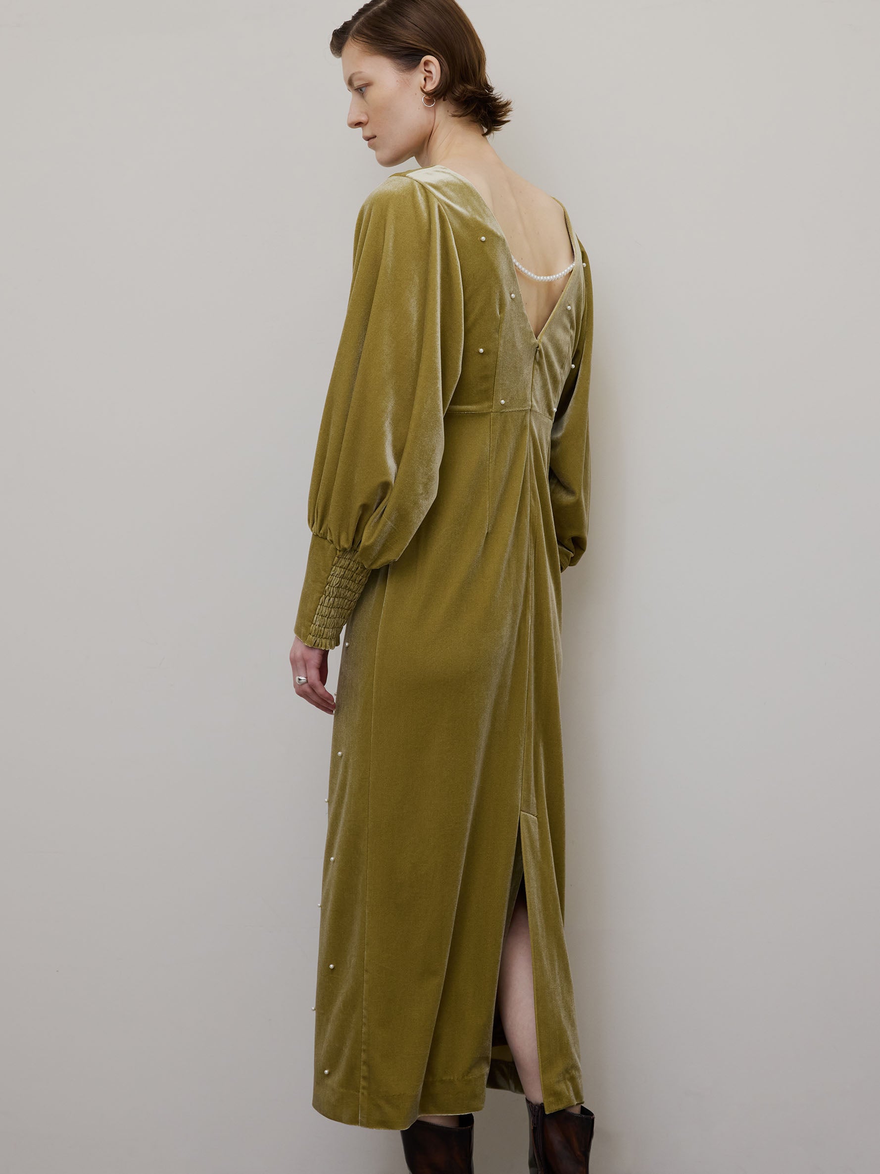 BACK OPEN PEARL VELOUR DRESS