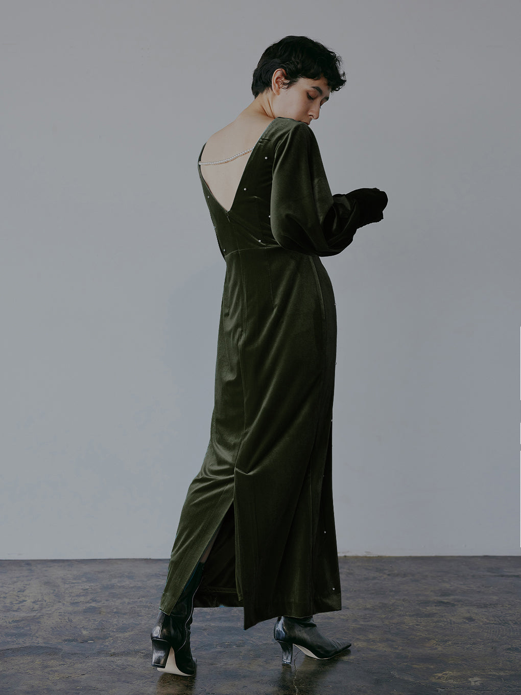 BACK OPEN PEARL VELOUR DRESS