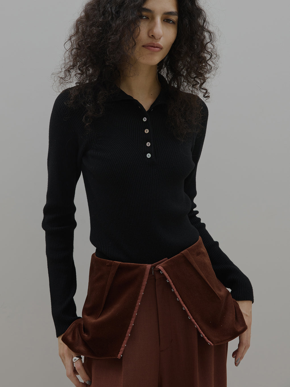 UND HIGH NECK BUTTON KNIT TOP