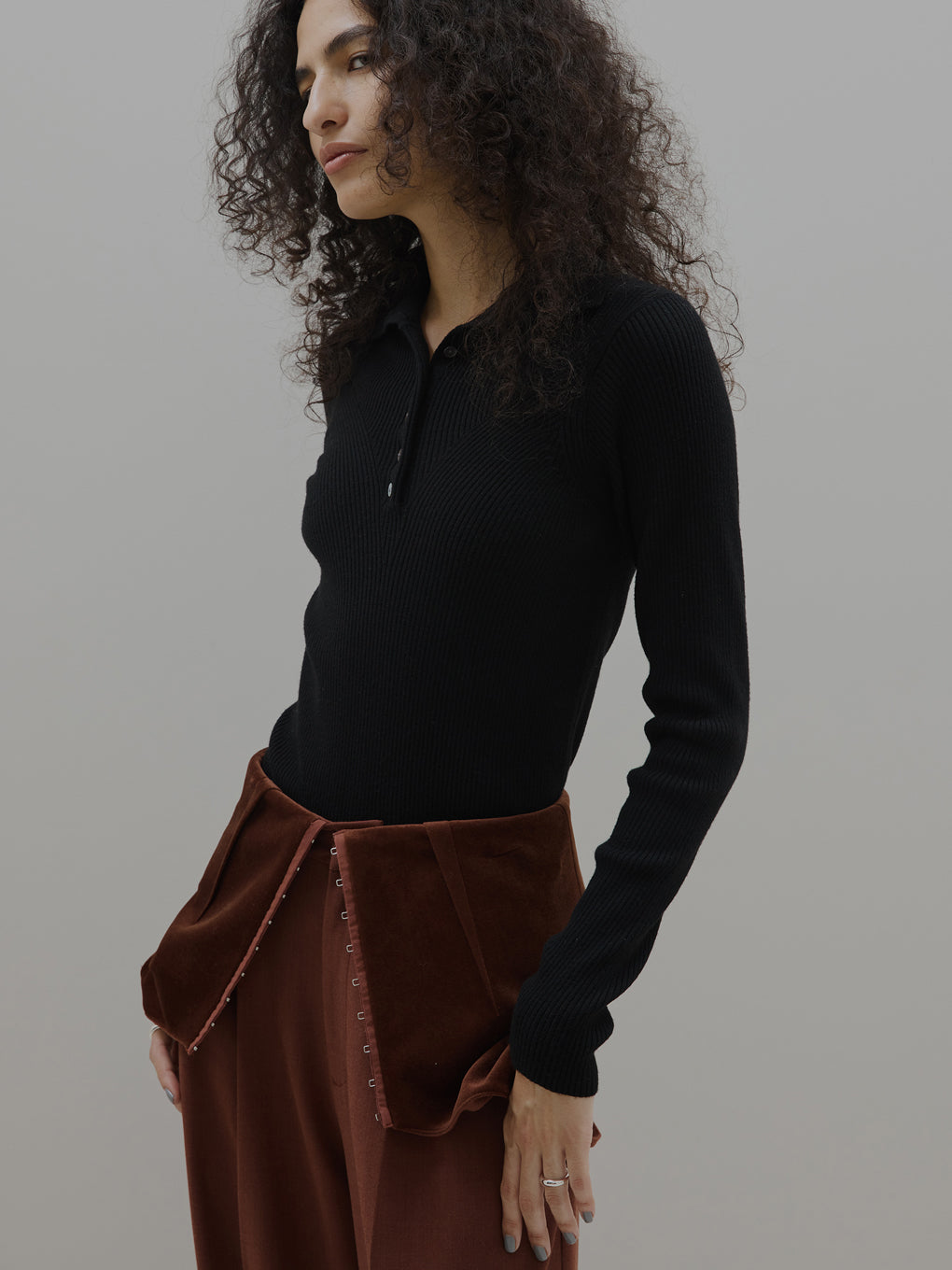 UND HIGH NECK BUTTON KNIT TOP