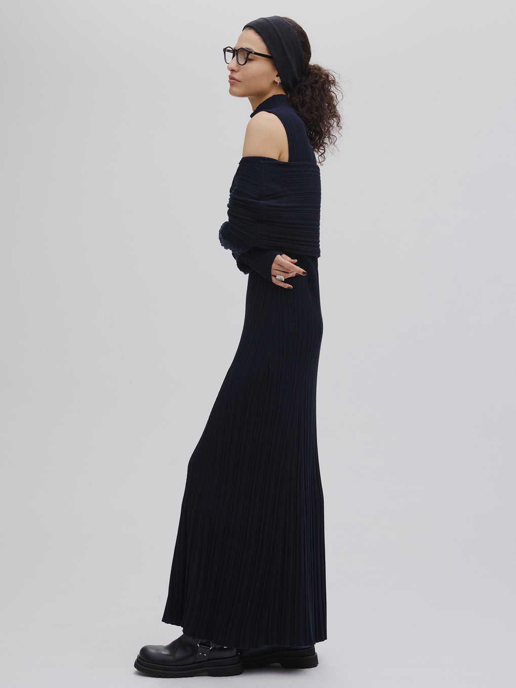 UND RANDOM RIB OFF SHOULDER KNIT DRESS