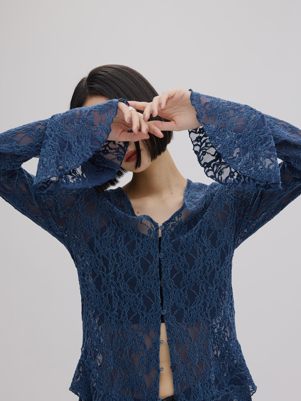 UND 2WAY CUT LACE FRILL TOP