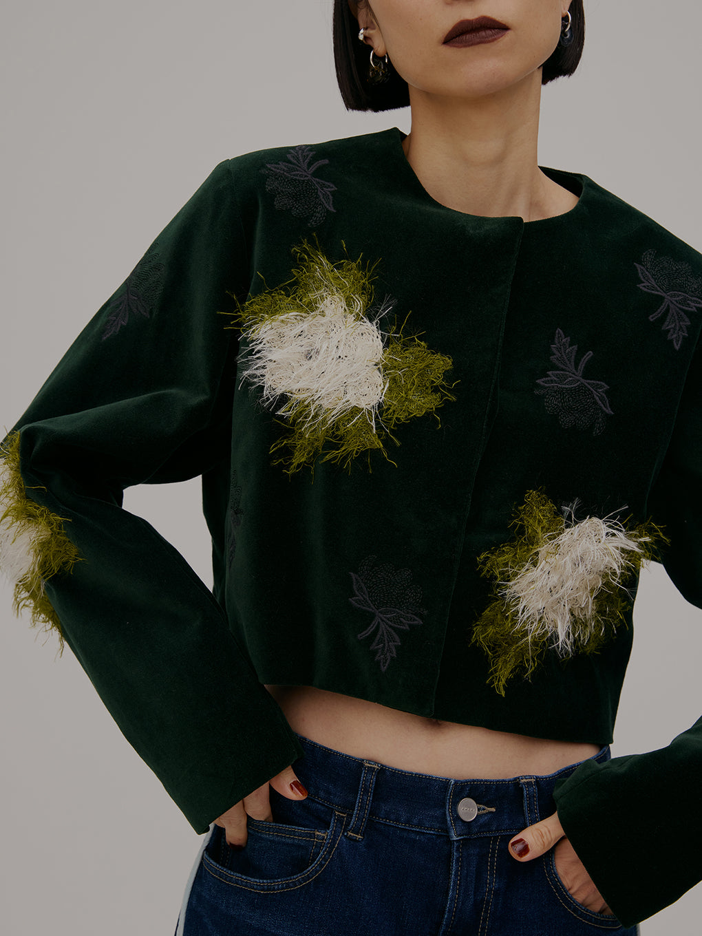 UND FLOWER RAISED EMBROIDERY TOP 