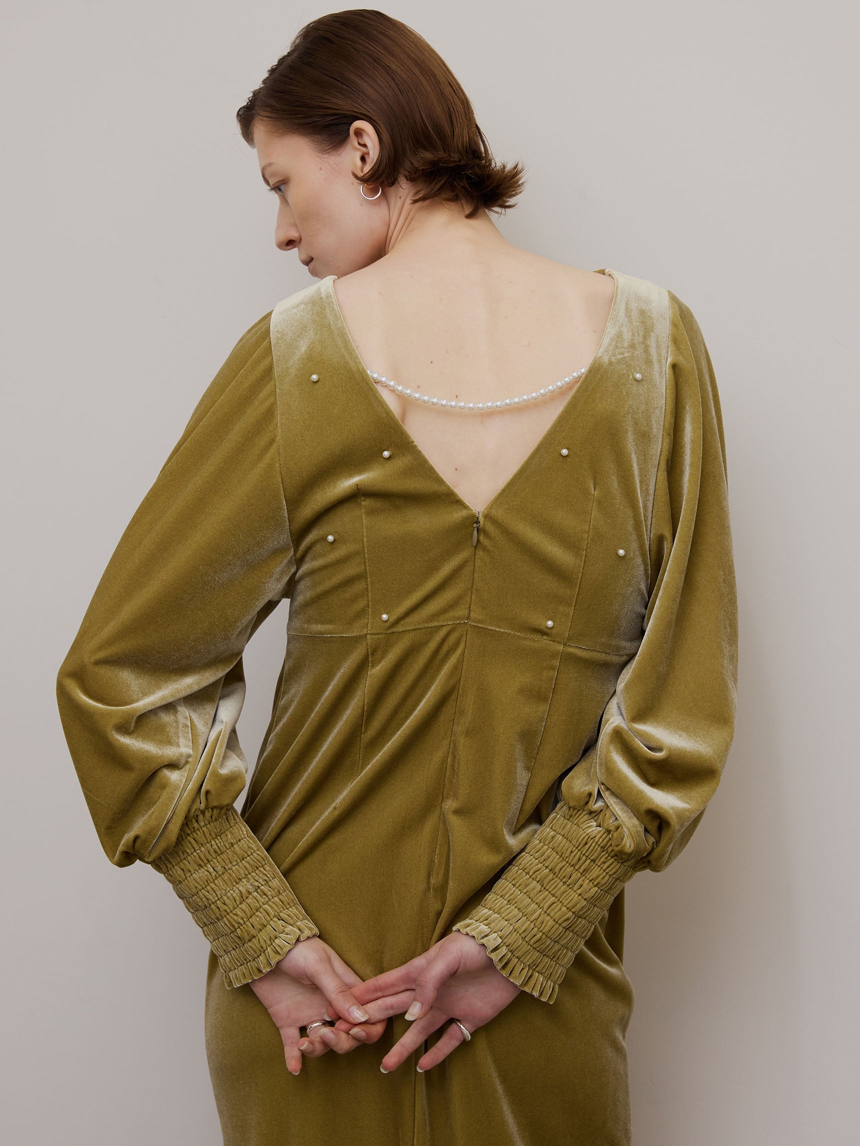 BACK OPEN PEARL VELOUR DRESS