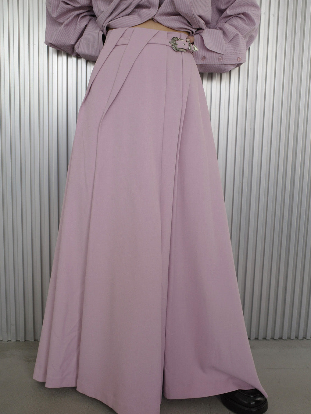 UND RANDOM TUCK FLARE SKIRT