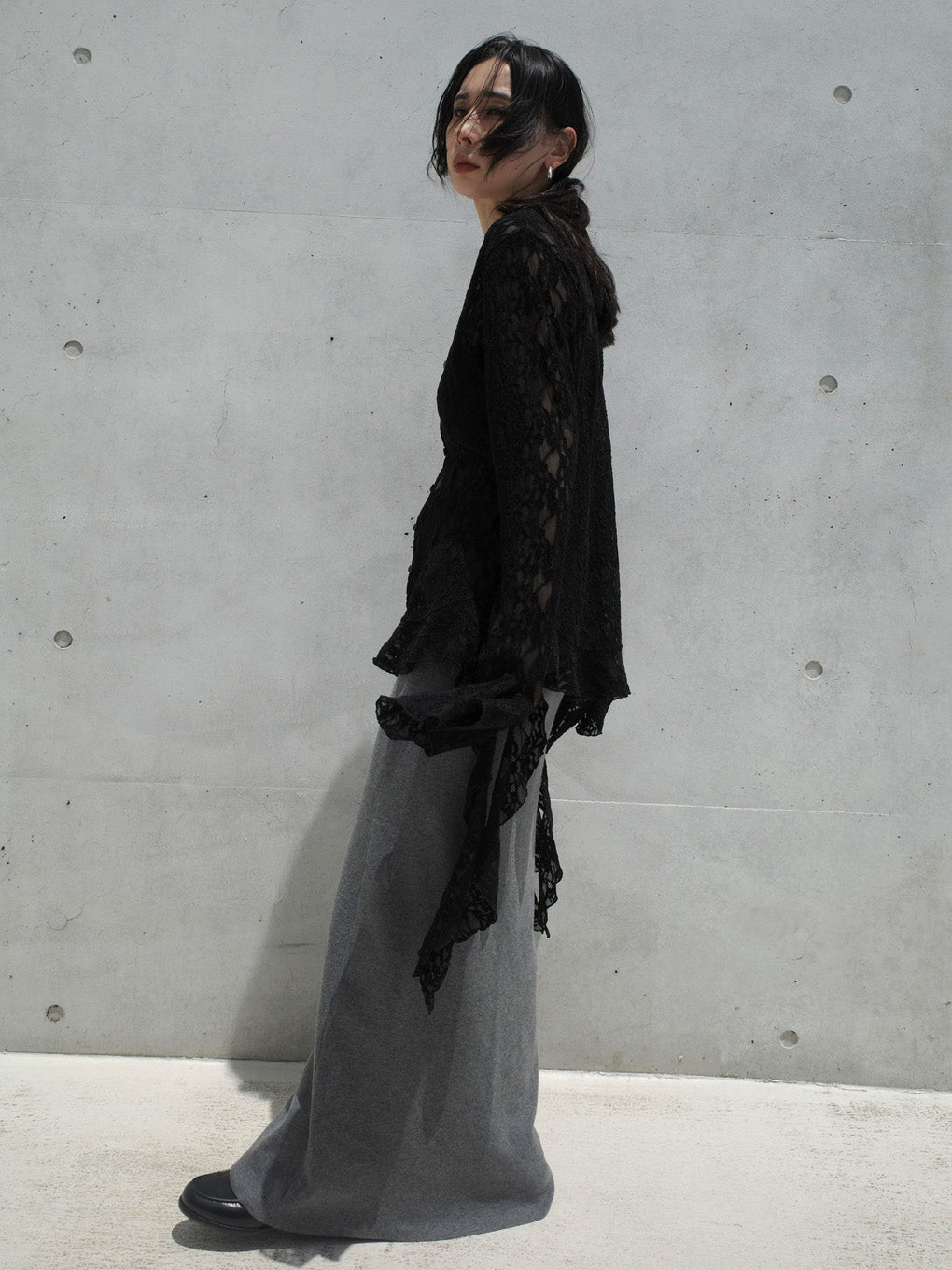 UND 2WAY CUT LACE FRILL TOP