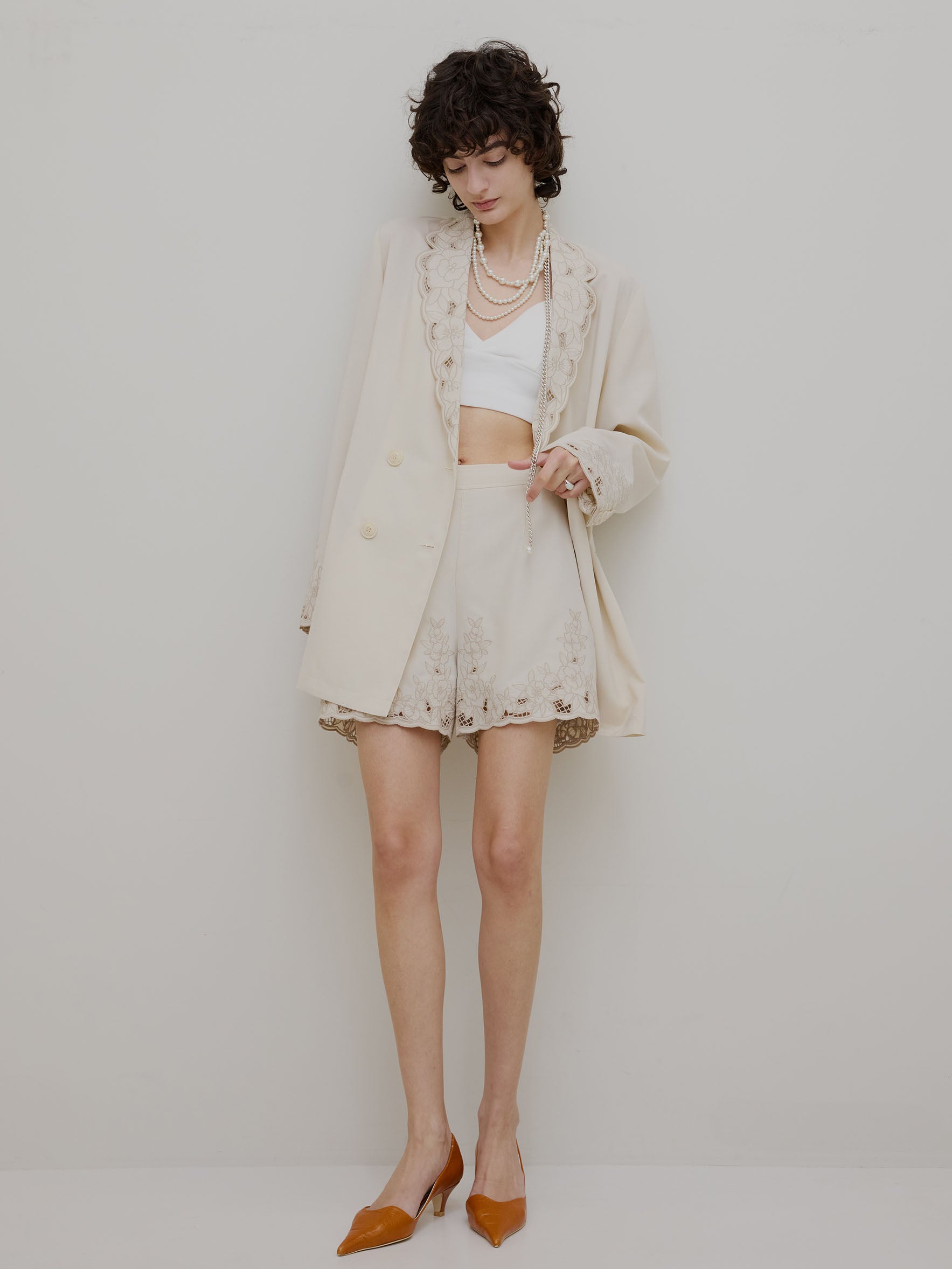 MEDI LACE EMBROIDERY SHORT PANTS