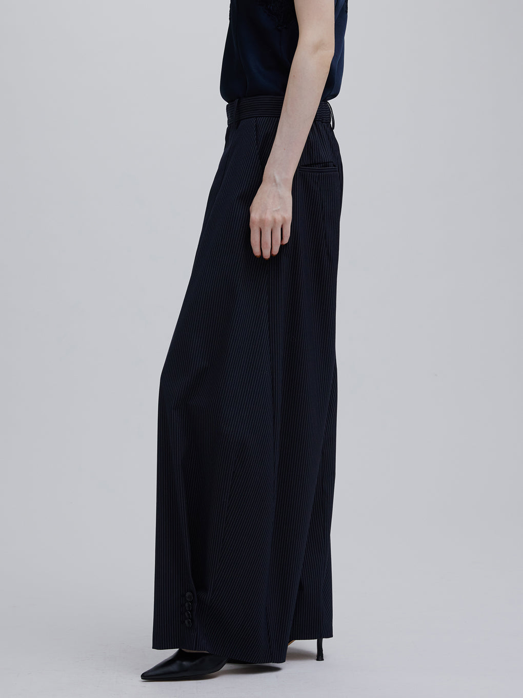 UND PINSTRIPE BARREL SILHOUETTE PANTS