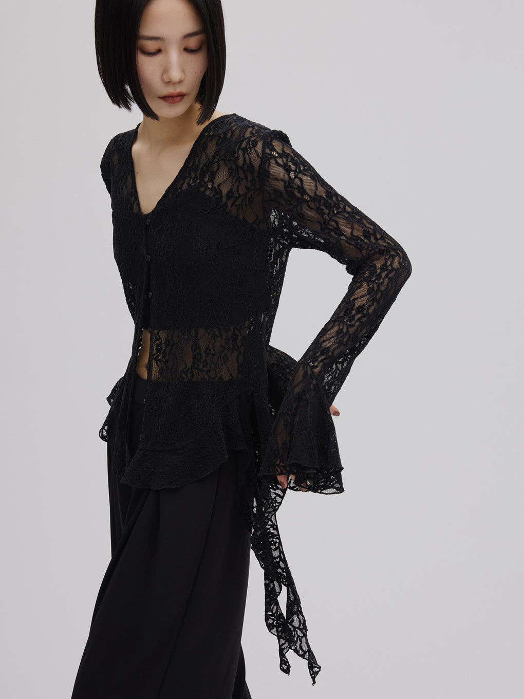 UND 2WAY CUT LACE FRILL TOP