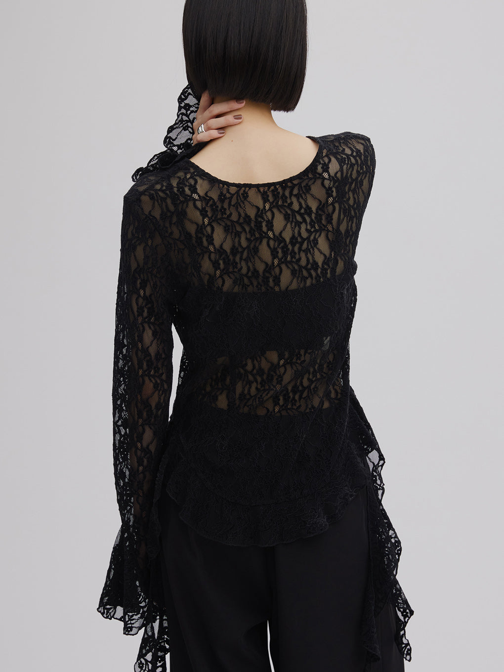 UND 2WAY CUT LACE FRILL TOP