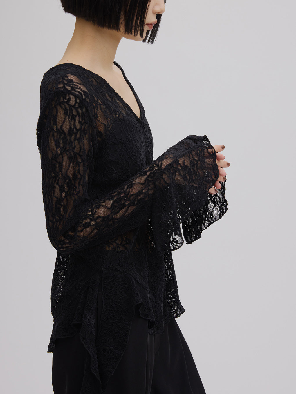 UND 2WAY CUT LACE FRILL TOP