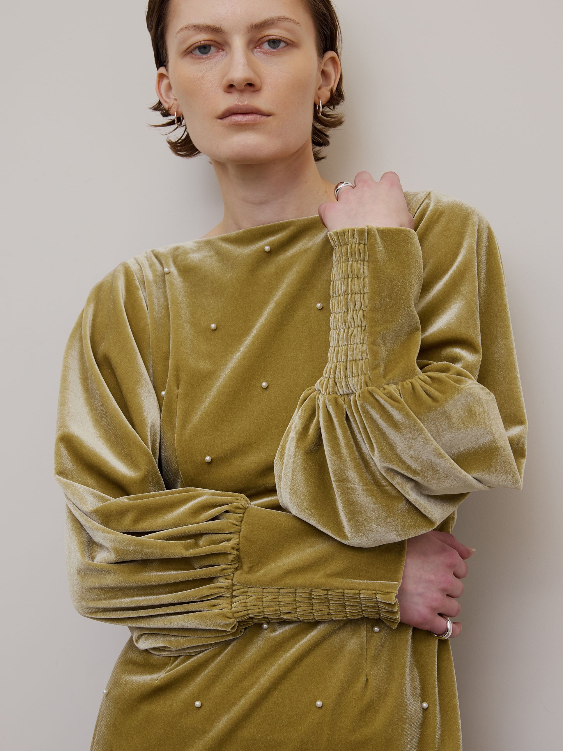 BACK OPEN PEARL VELOUR DRESS