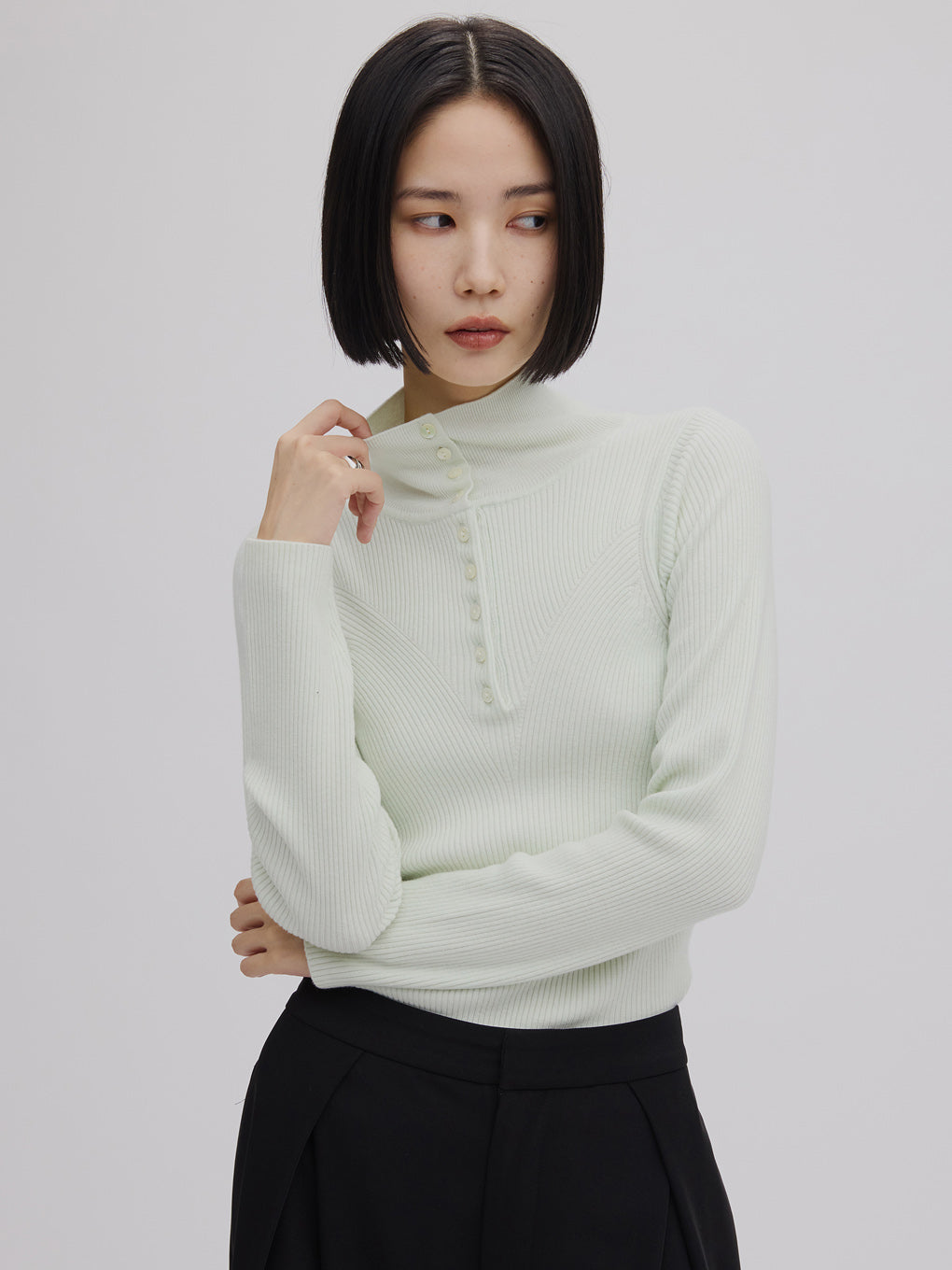 UND HIGH NECK BUTTON KNIT TOP