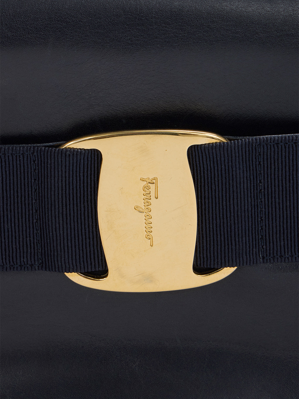 Ferragamo VARA 金具ショルダーバッグ