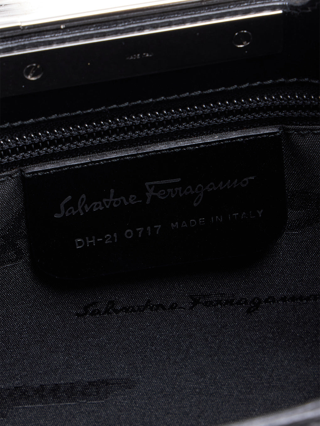 Ferragamo ガンチーニ金具ショルダーバッグ