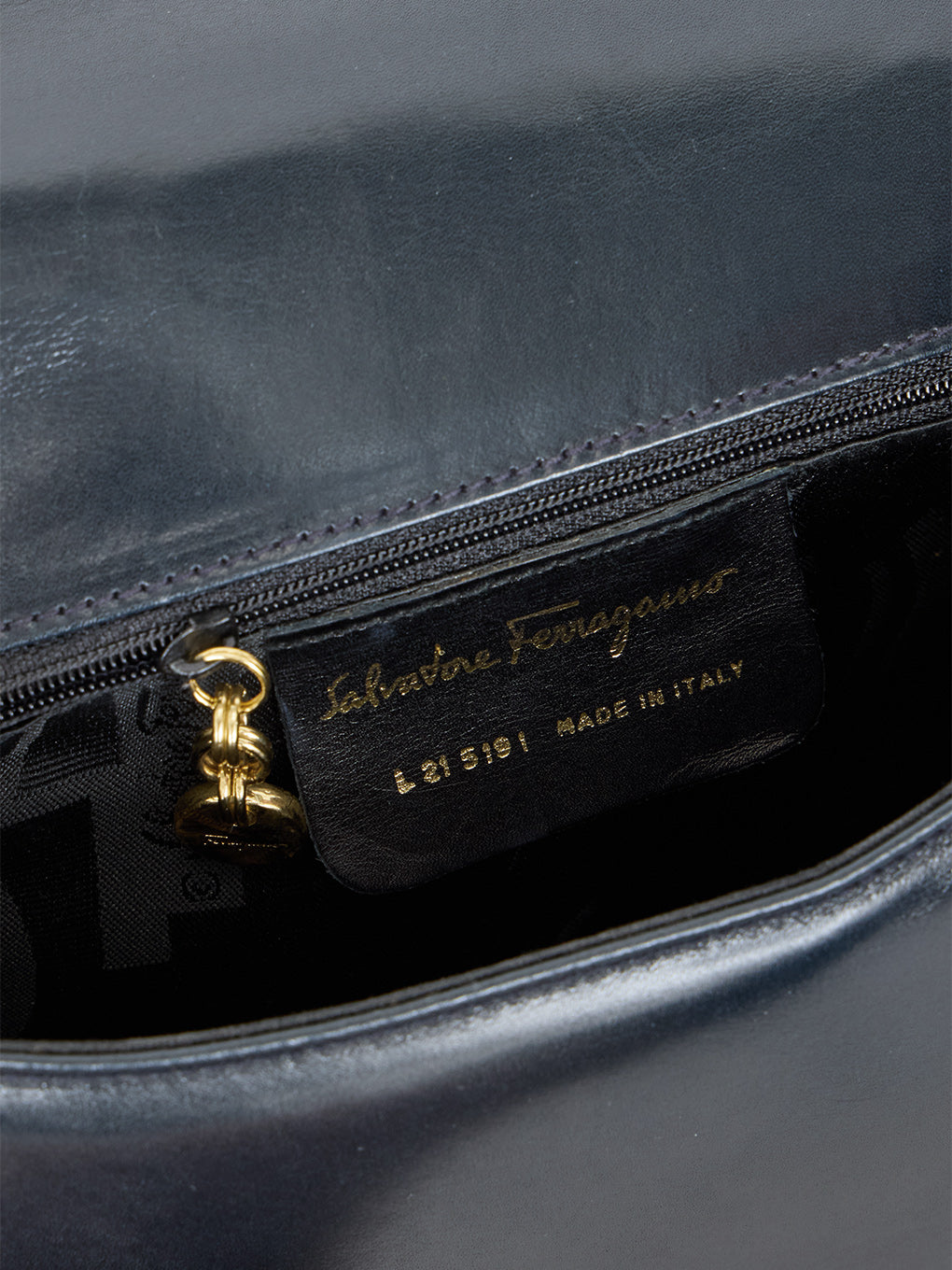 Ferragamo ガンチーニ金具ショルダーバッグ