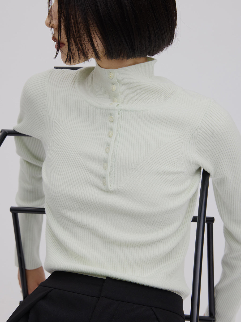 UND HIGH NECK BUTTON KNIT TOP