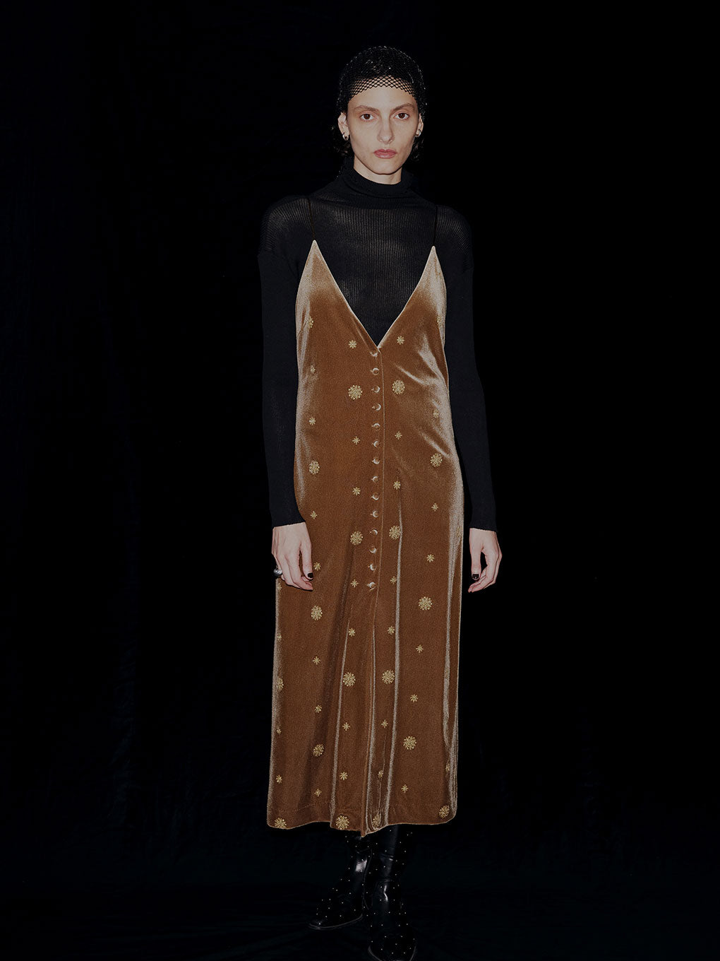 GLITTER EMBROIDERY VELOUR LONG TOP 