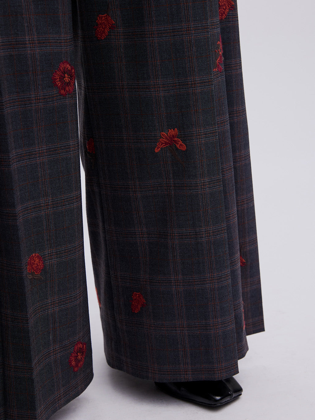 CHECK FLOWER PLEATS PANTS