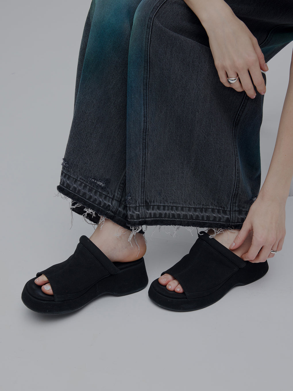 PLUMP LINE SUEDE WEDGE SANDAL