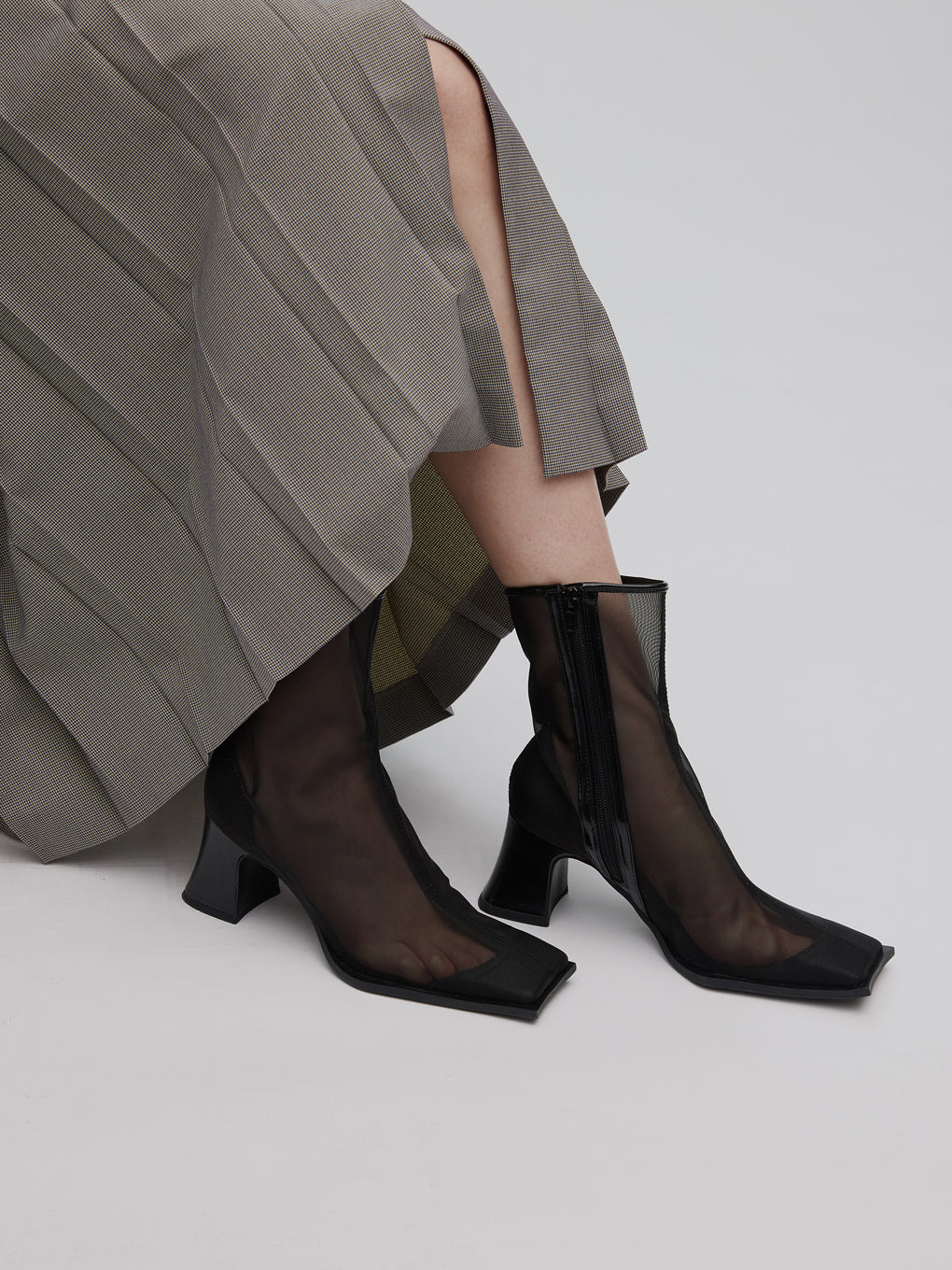 SHEER WAVE TOE BOOTS