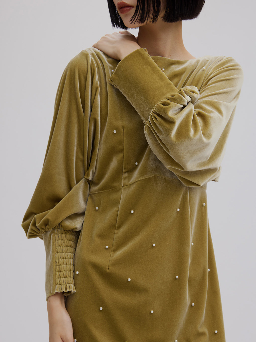 BACK OPEN PEARL VELOUR DRESS