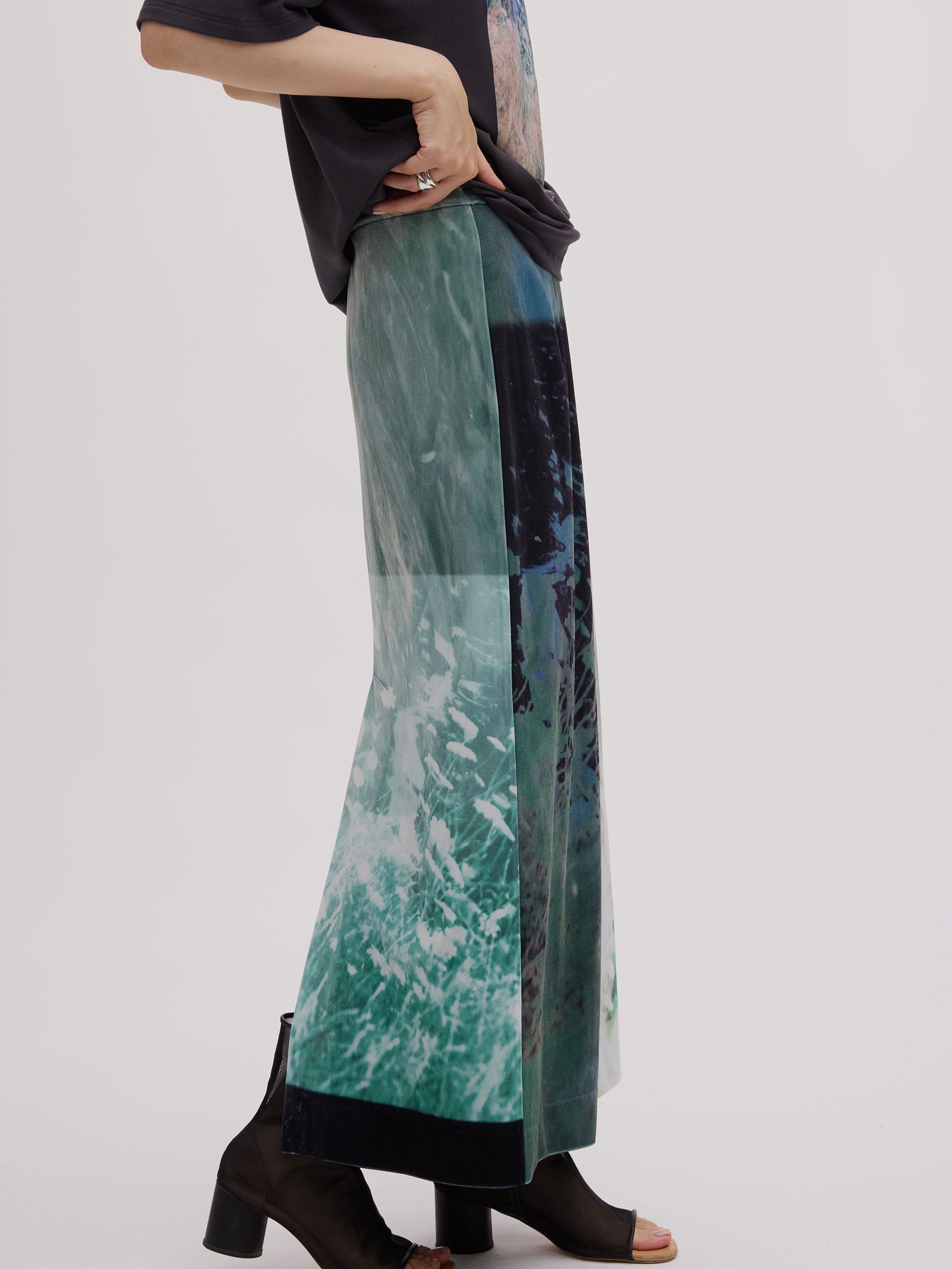 Silvia Conde Oliván×Ameri VELOUR SKIRT