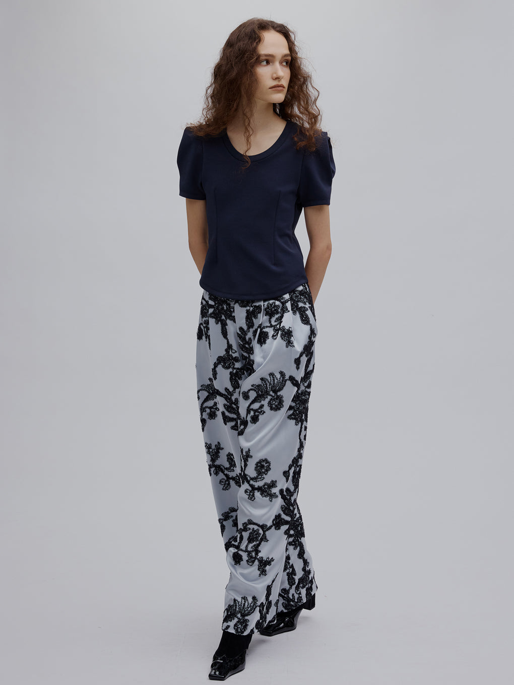 DEFORMATION SHOULDER CUT TOP