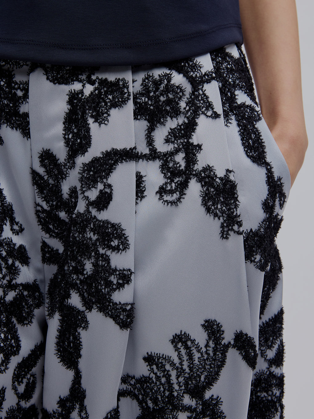 MOLE YARN EMBROIDERY SATIN PANTS