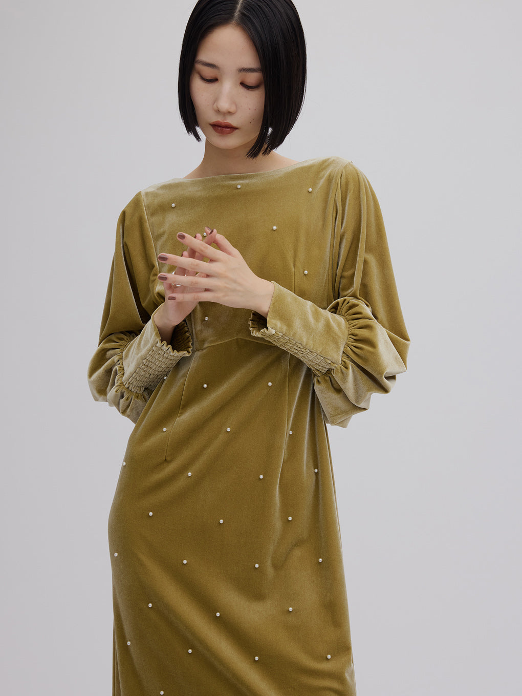 BACK OPEN PEARL VELOUR DRESS