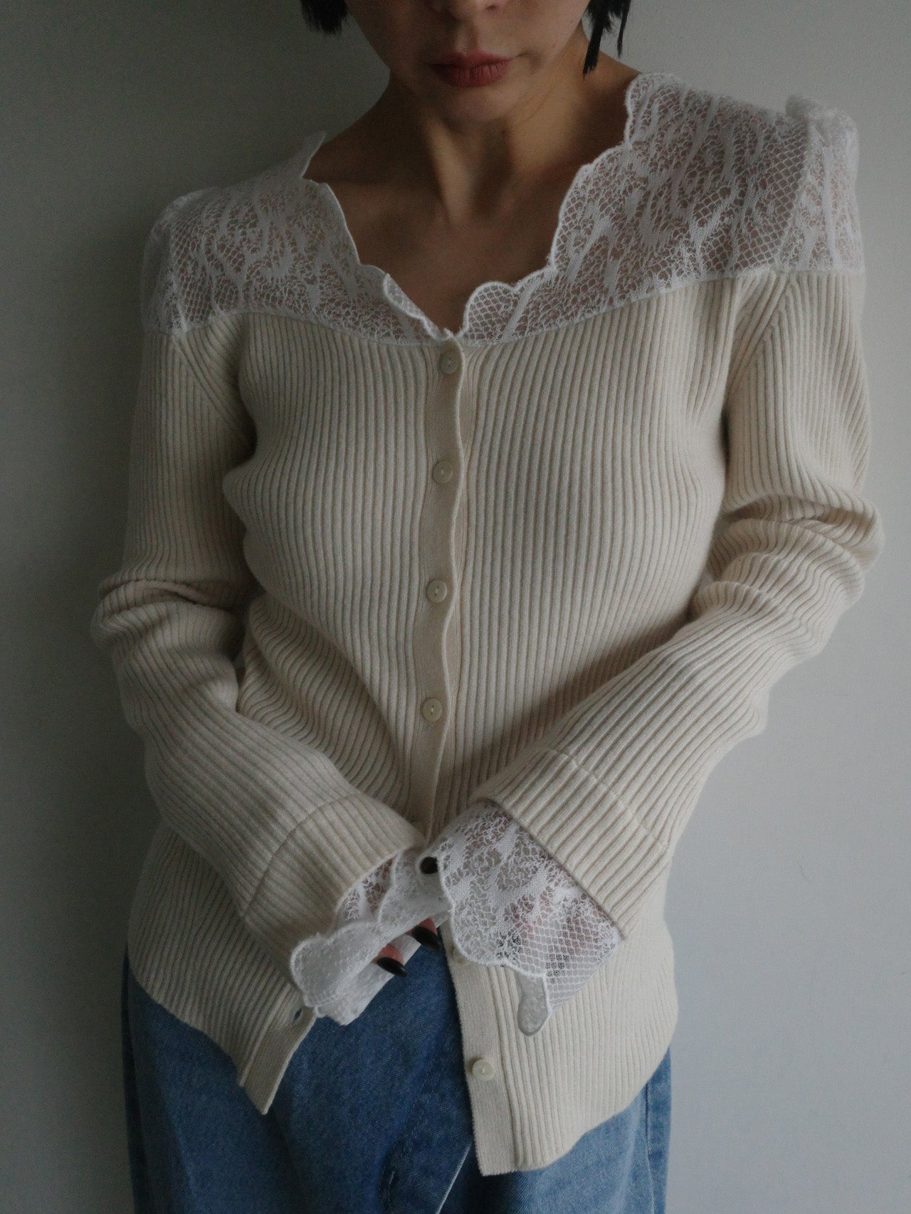 UND SCALLOPED LACE KNIT TOP