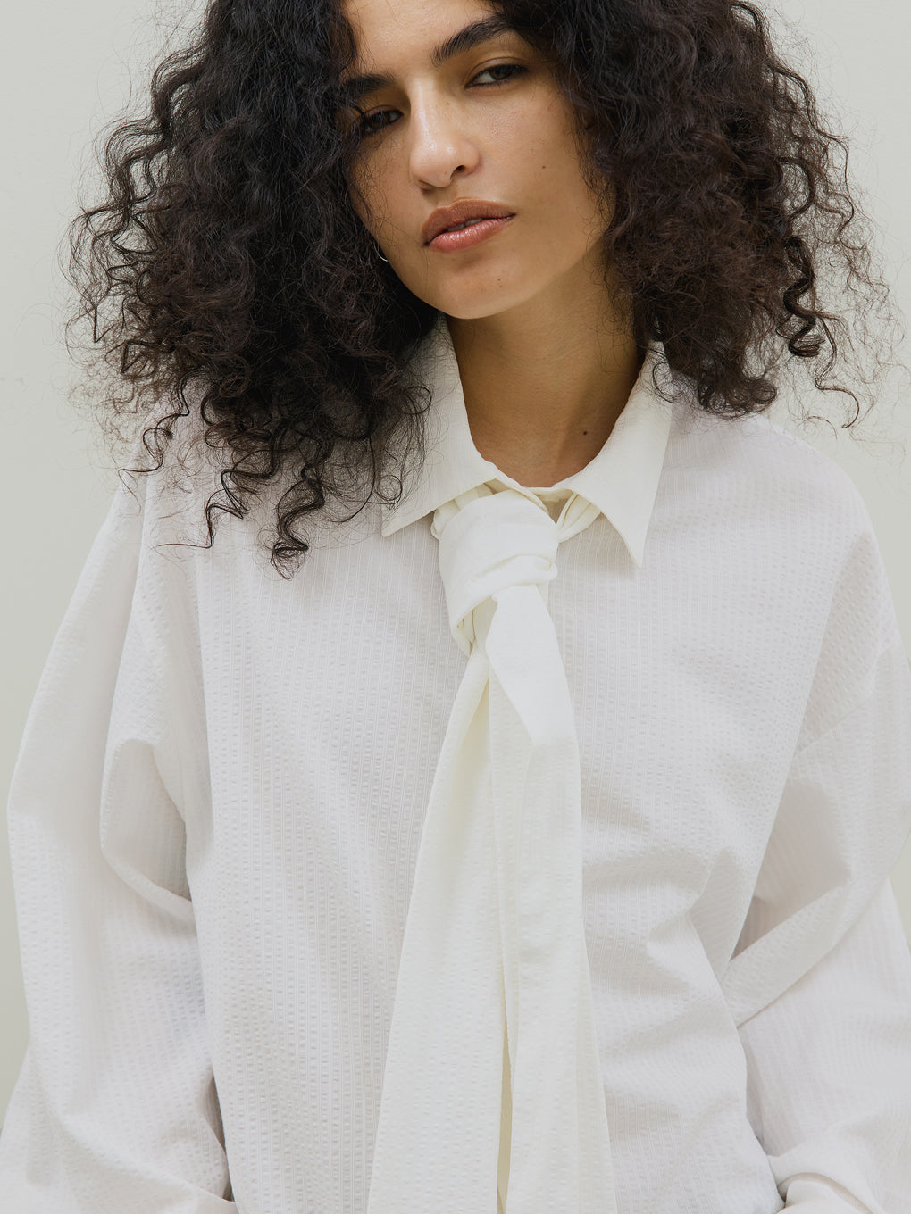 UND UNEVENNESS TIE BLOUSE