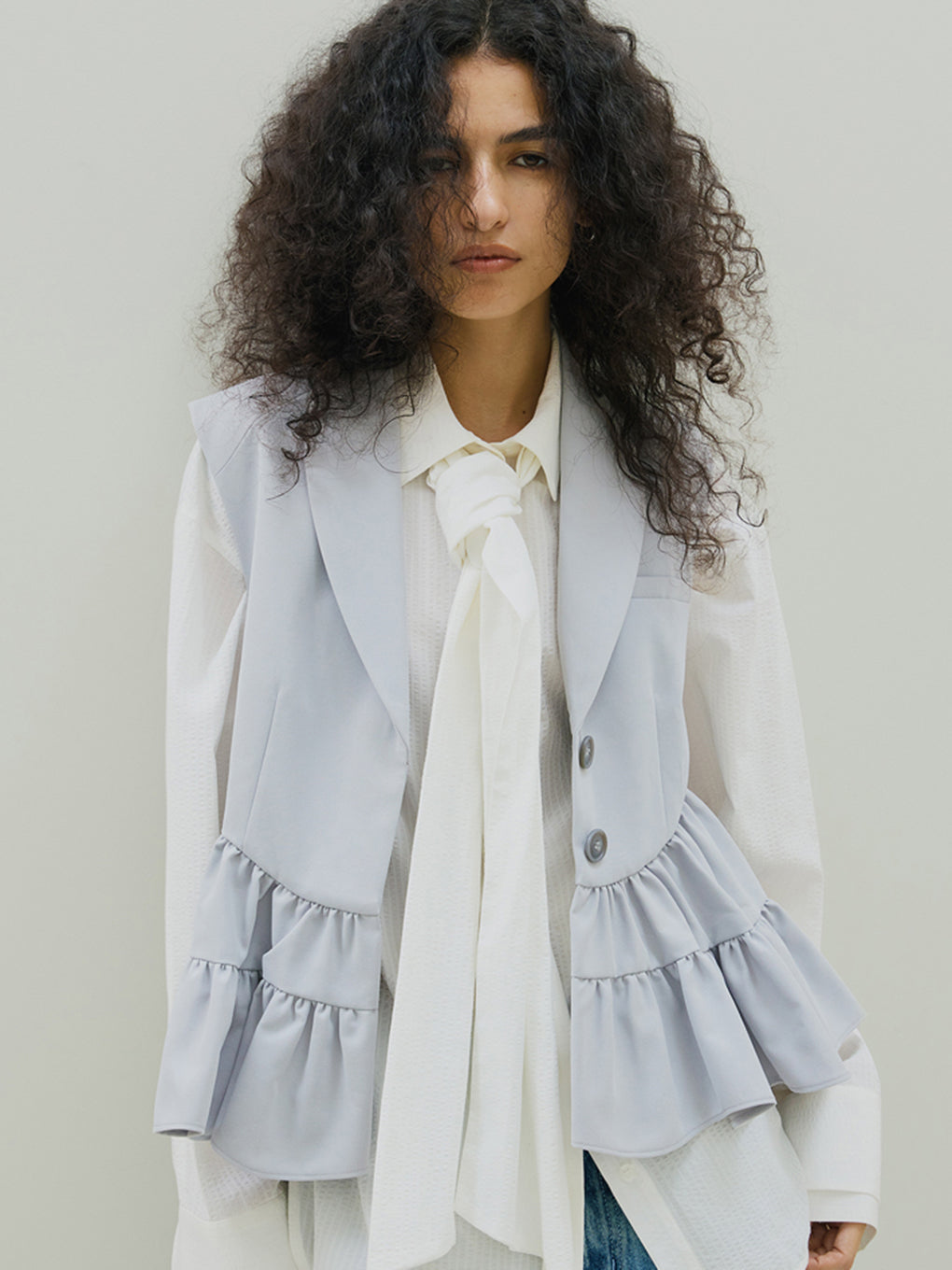 UND CURVE LINE FRILL VEST