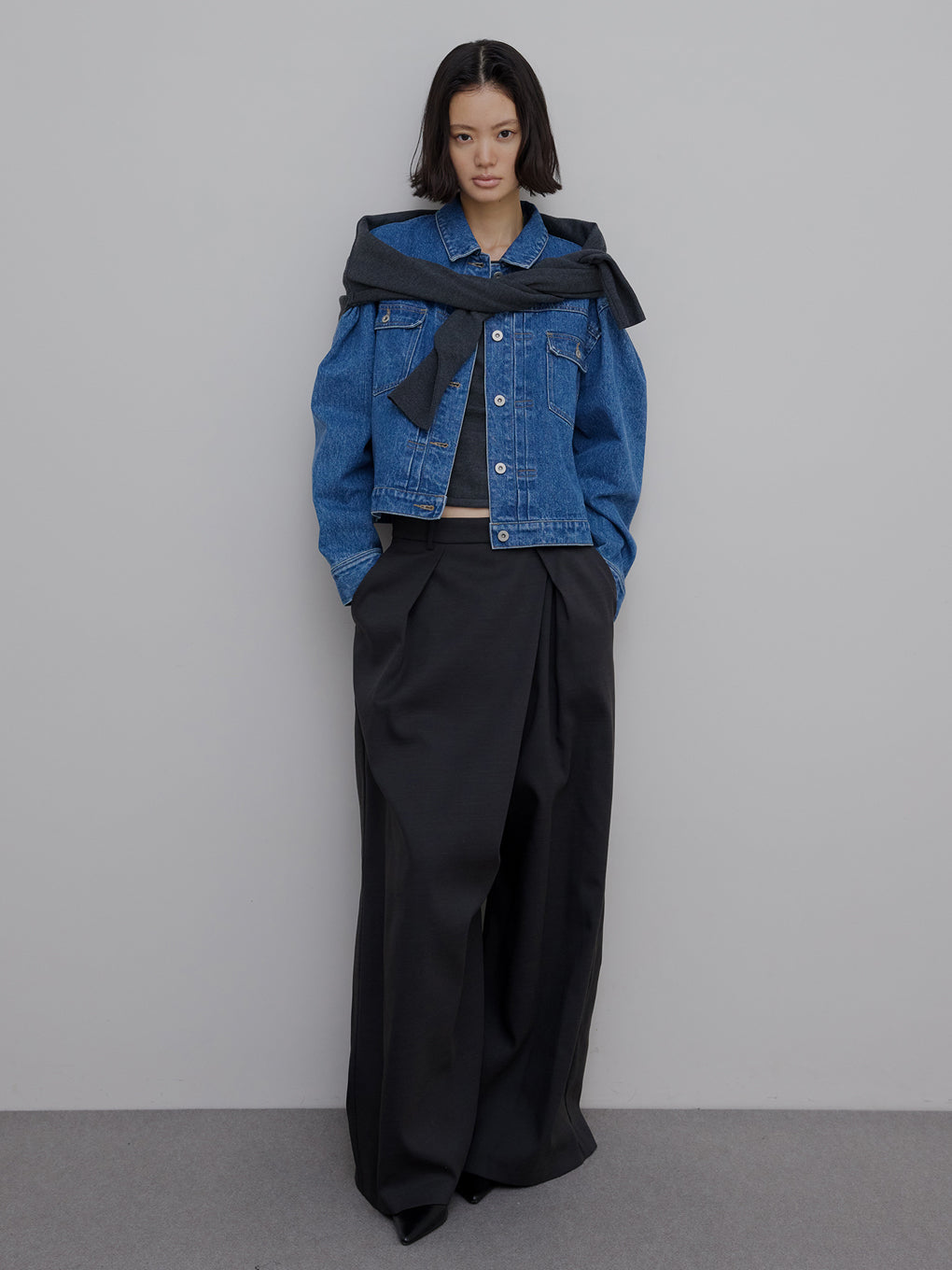 DRY TWILL ASYMMETRY TUCK PANTS