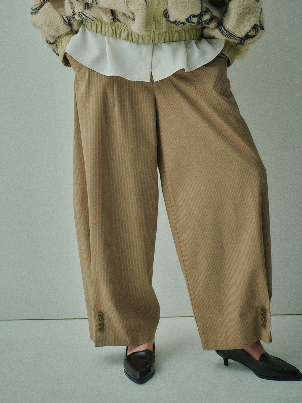 UND PINSTRIPE BARREL SILHOUETE PANTS
