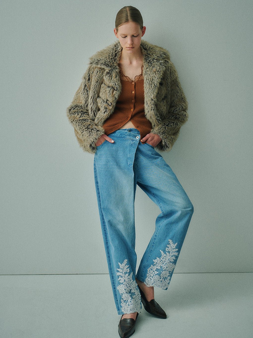 UND SCALLOPED LACE KNIT TOP
