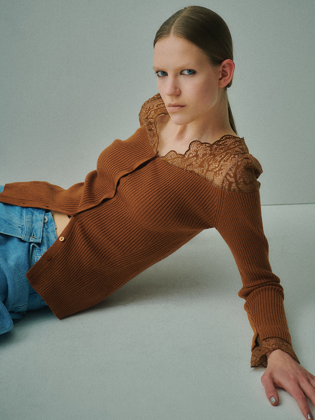 UND SCALLOPED LACE KNIT TOP