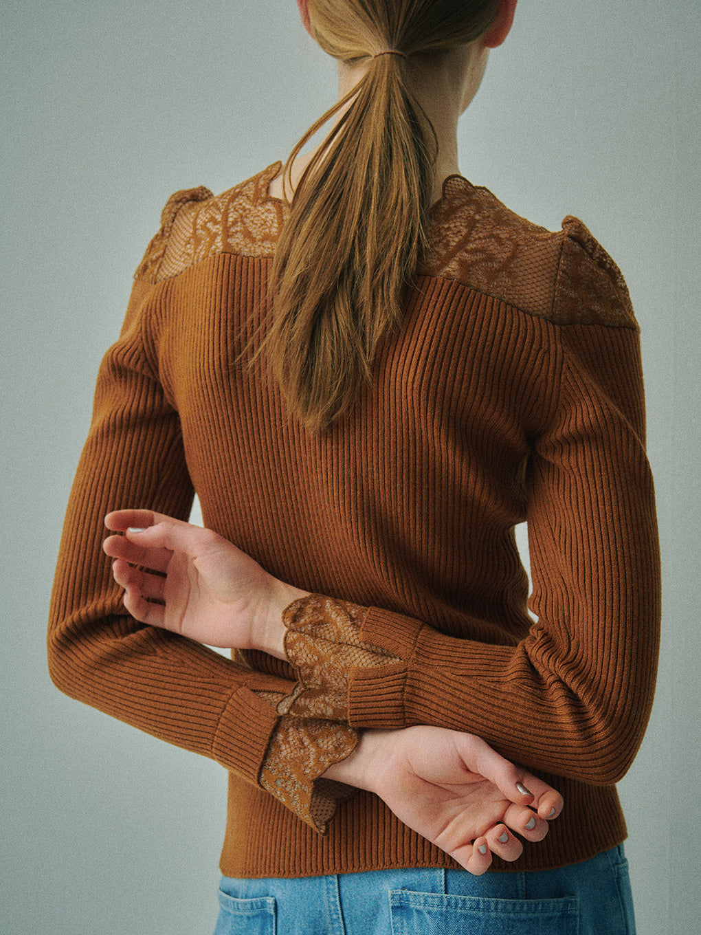 UND SCALLOPED LACE KNIT TOP