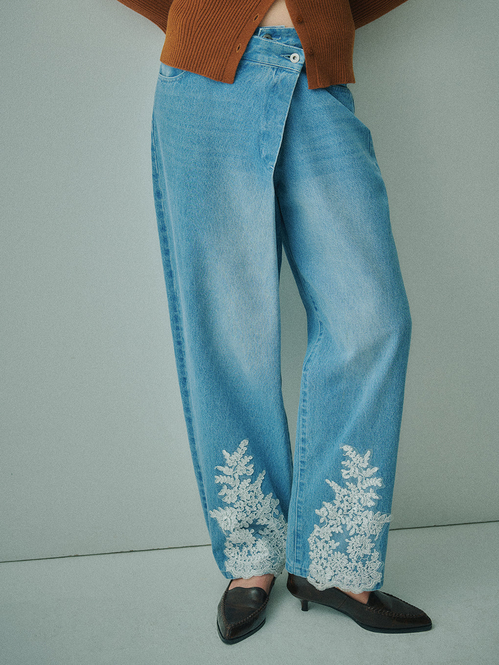 UND WIDE TUCK LACE DENIM PANTS